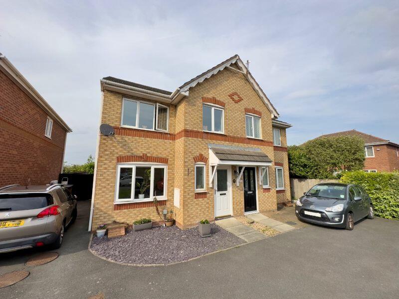 3 bedroom semidetached house for sale in Lindale Close, Moreton