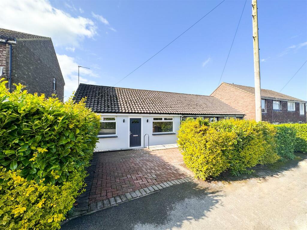 2 bedroom semidetached bungalow for sale in Maple Grove , Stocksbridge