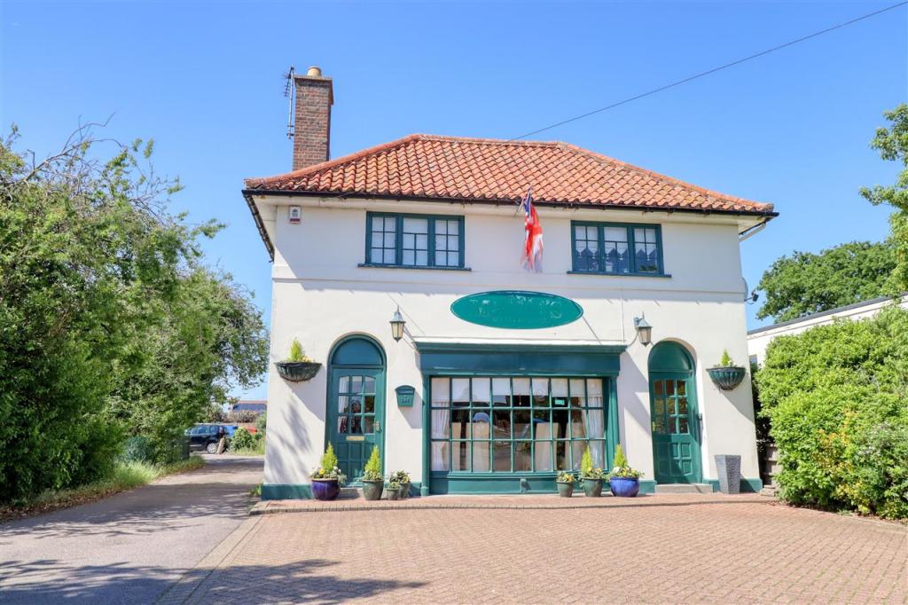 Additional property image - Maffia's, Frinton Road, Holland on Sea