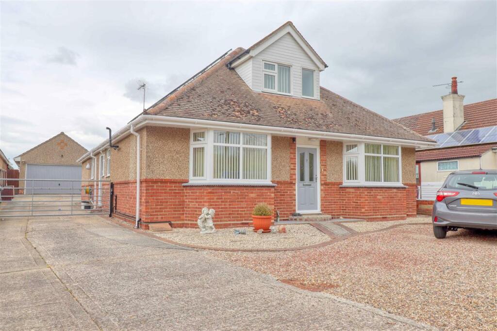5 bedroom detached house for sale in St Osyth Road West, Little Clacton