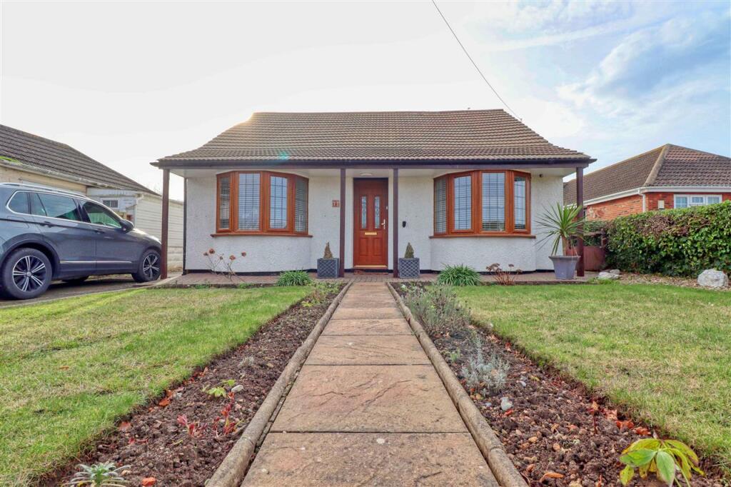 3 bedroom bungalow for sale in Gorse Lane, Great Clacton, CO15