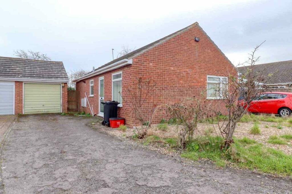 2 bedroom bungalow for sale in Burgate Close, Clacton on Sea, CO16