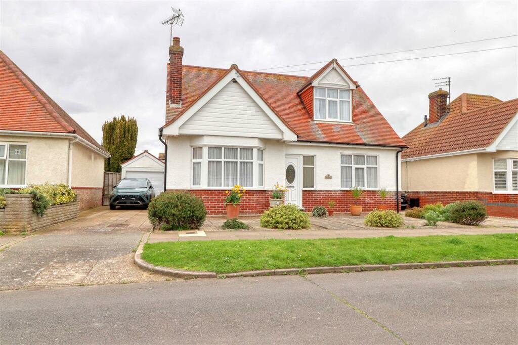 3 bedroom detached house for sale in Canterbury Road, Holland on Sea, CO15