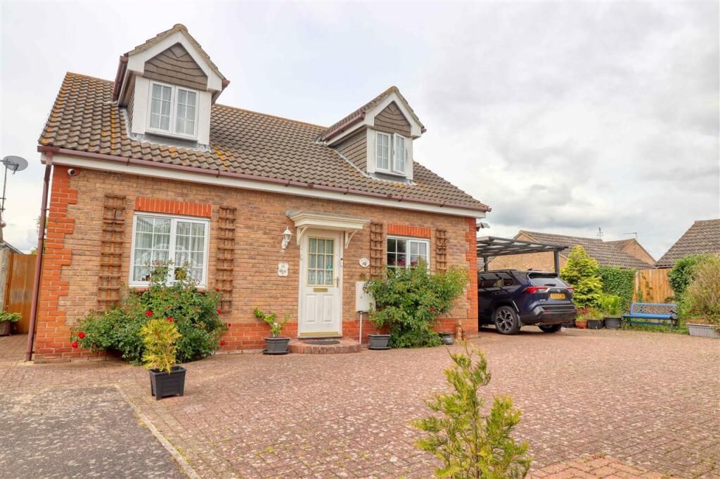 4 bedroom detached house for sale in Saxmundham Way, Clacton on Sea, CO16