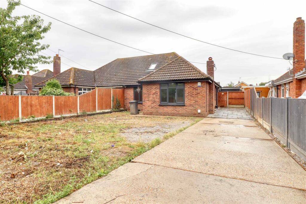 3 bedroom bungalow for sale in St Osyth Road East, Little Clacton, CO16