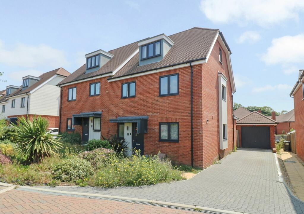 4 bedroom semidetached house for sale in Vantage Copse, Bursledon, SO31