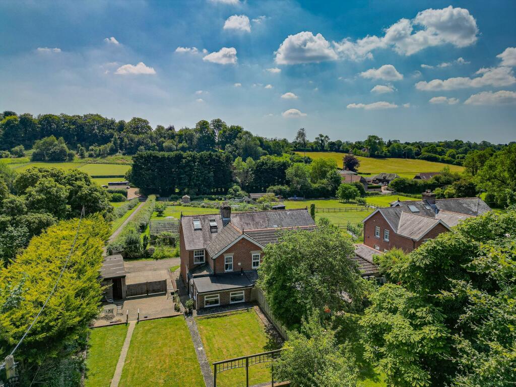 3 bedroom semidetached house for sale in Beeches Hill, Waltham