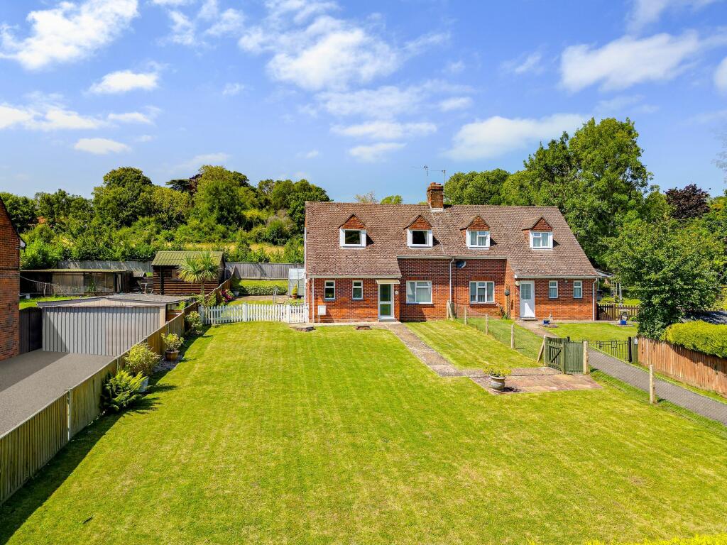 2 bedroom semidetached house for sale in Beeches Hill, Waltham