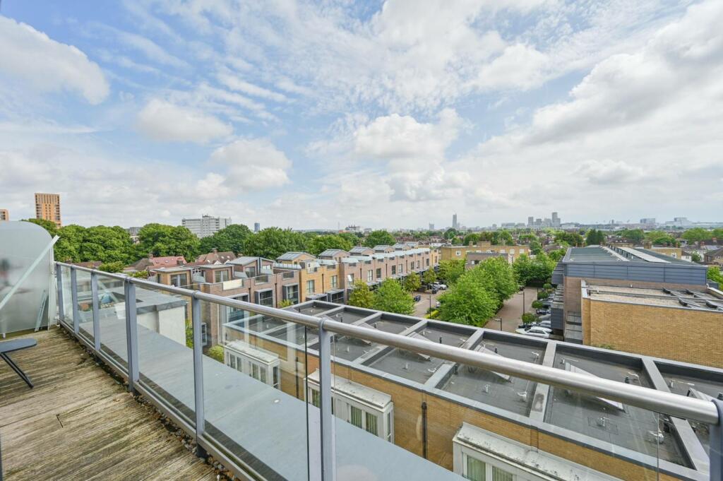 2 bedroom flat for sale in Napier House, Acton, London, W3