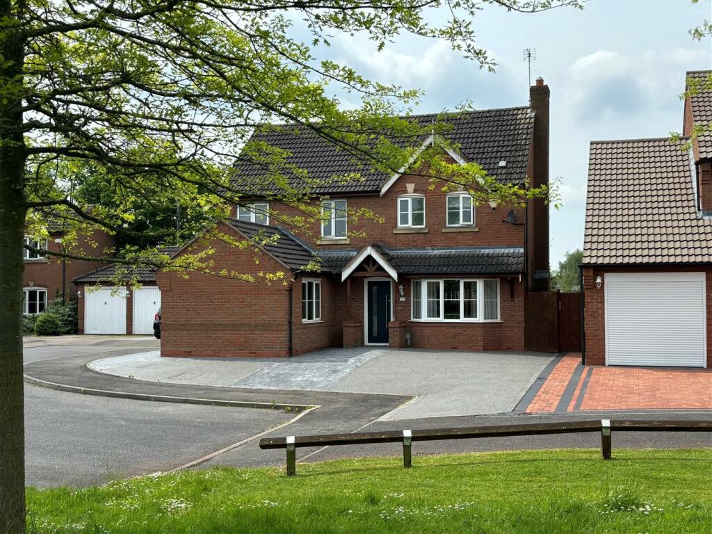 4 bedroom detached house for sale in Chatsworth Drive, Mickleover, Derby, DE3