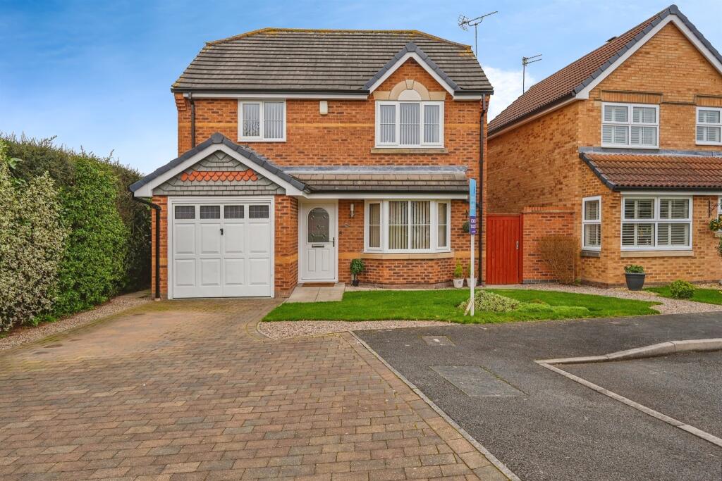 3 bedroom detached house for sale in Tayside Close, Stenson Fields