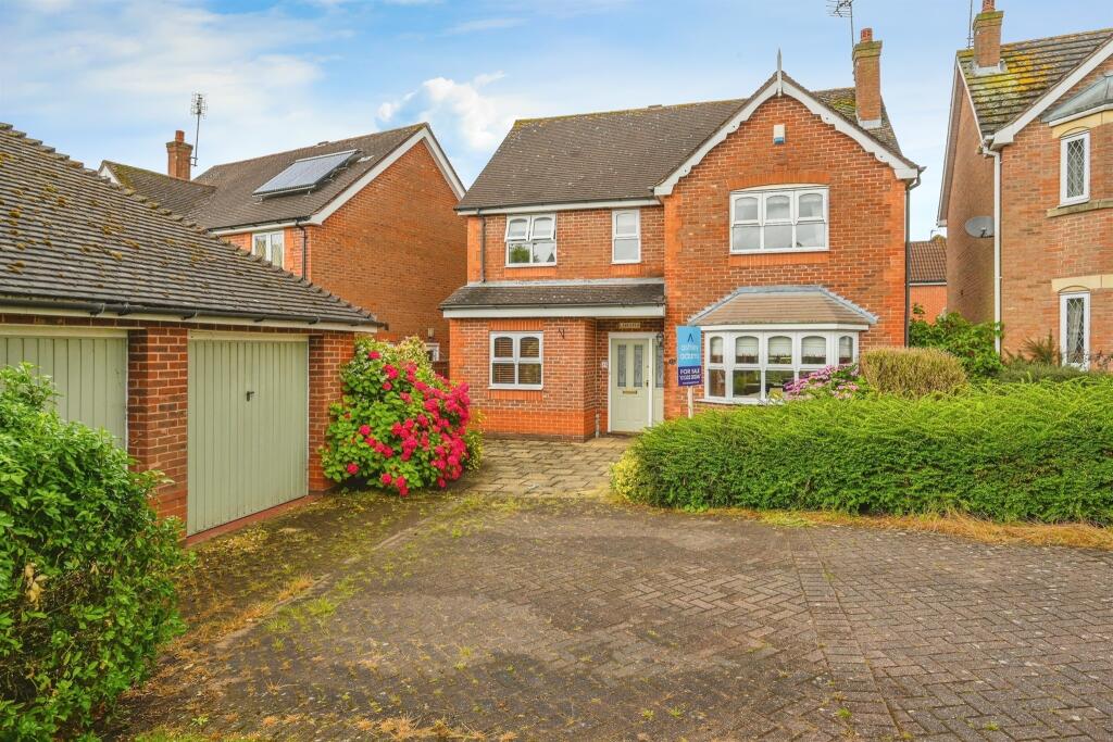 4 bedroom detached house for sale in Snelsmoor Lane, Chellaston, Derby