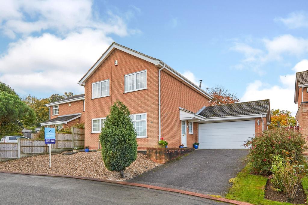 4 bedroom detached house for sale in Charterhouse Close, Oakwood, Derby