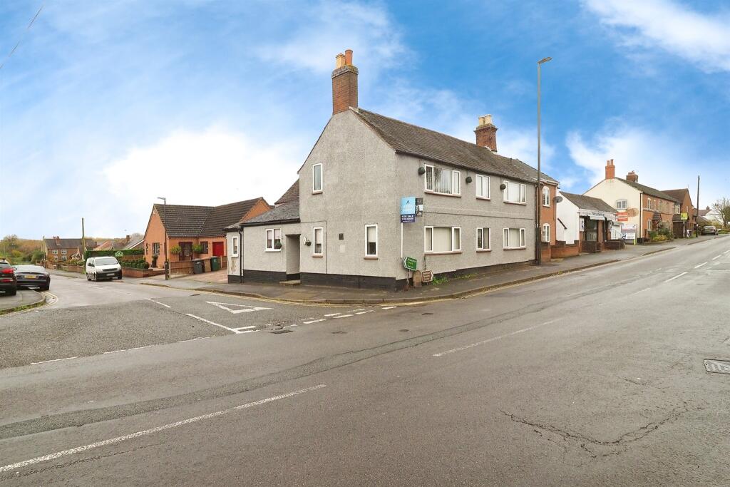4 bedroom detached house for sale in Main Street, Overseal, Swadlincote