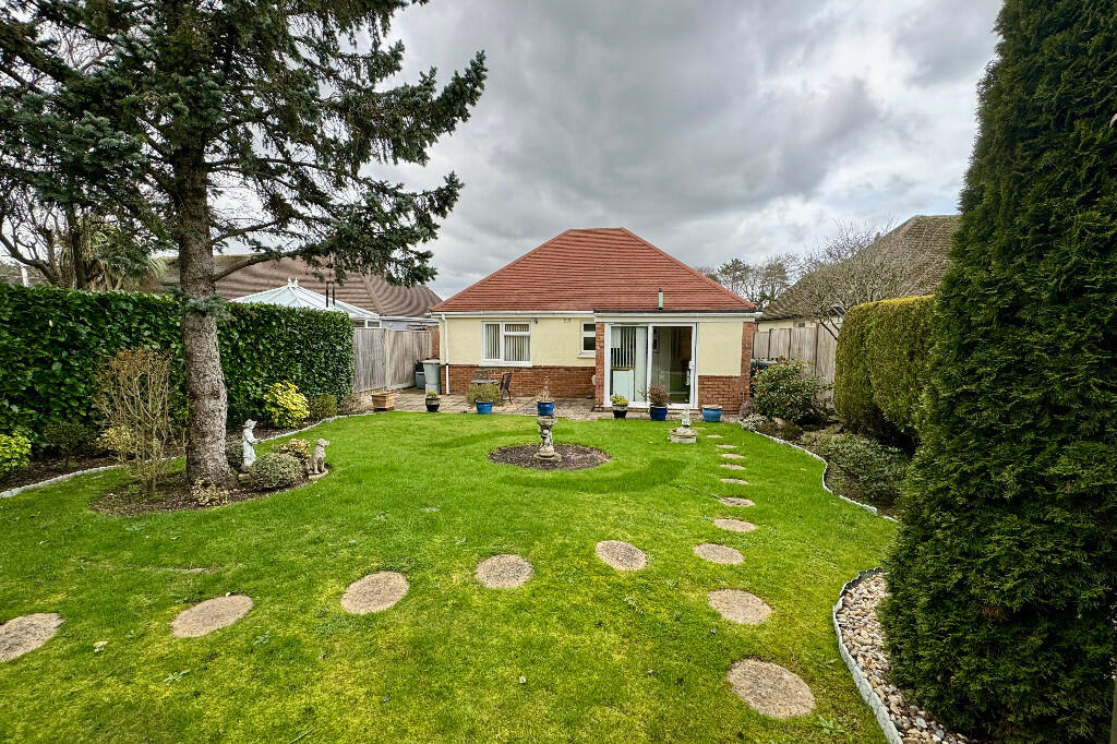 2 bedroom detached bungalow for sale in Bahram Road, Polegate, East