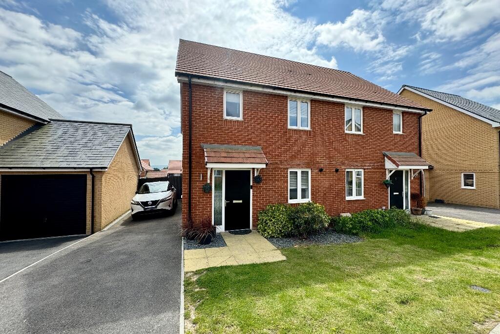 3 bedroom semidetached house for sale in Tower Crescent, Hailsham