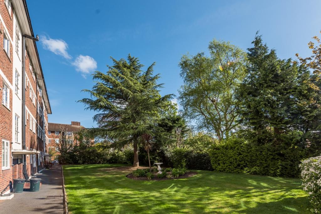 2 bedroom flat for rent in Sheen Court Richmond TW10