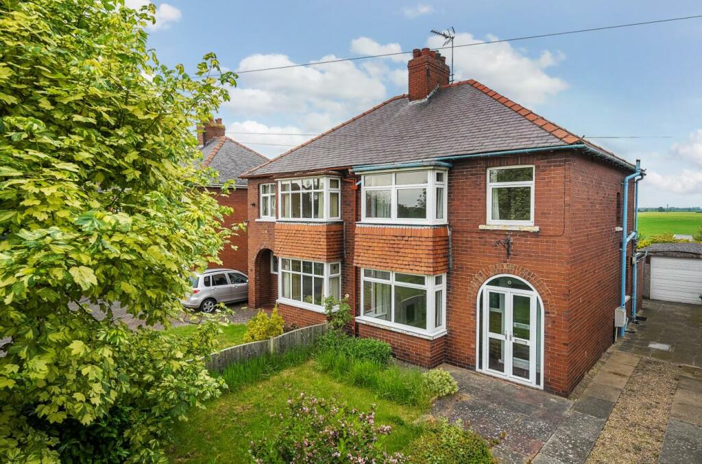 3 bedroom semidetached house for sale in Wistow Road, Selby, YO8