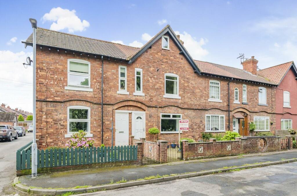 3 bedroom terraced house for sale in Bank Road, Barlby, YO8
