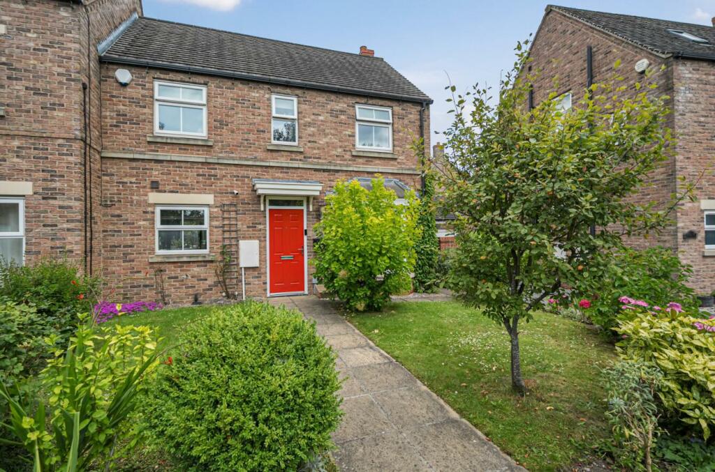 4 bedroom semidetached house for sale in Alder Close, Staynor Hall