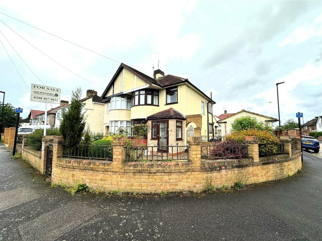 3 bedroom semi-detached house for sale in Hereford Road, Feltham, TW13