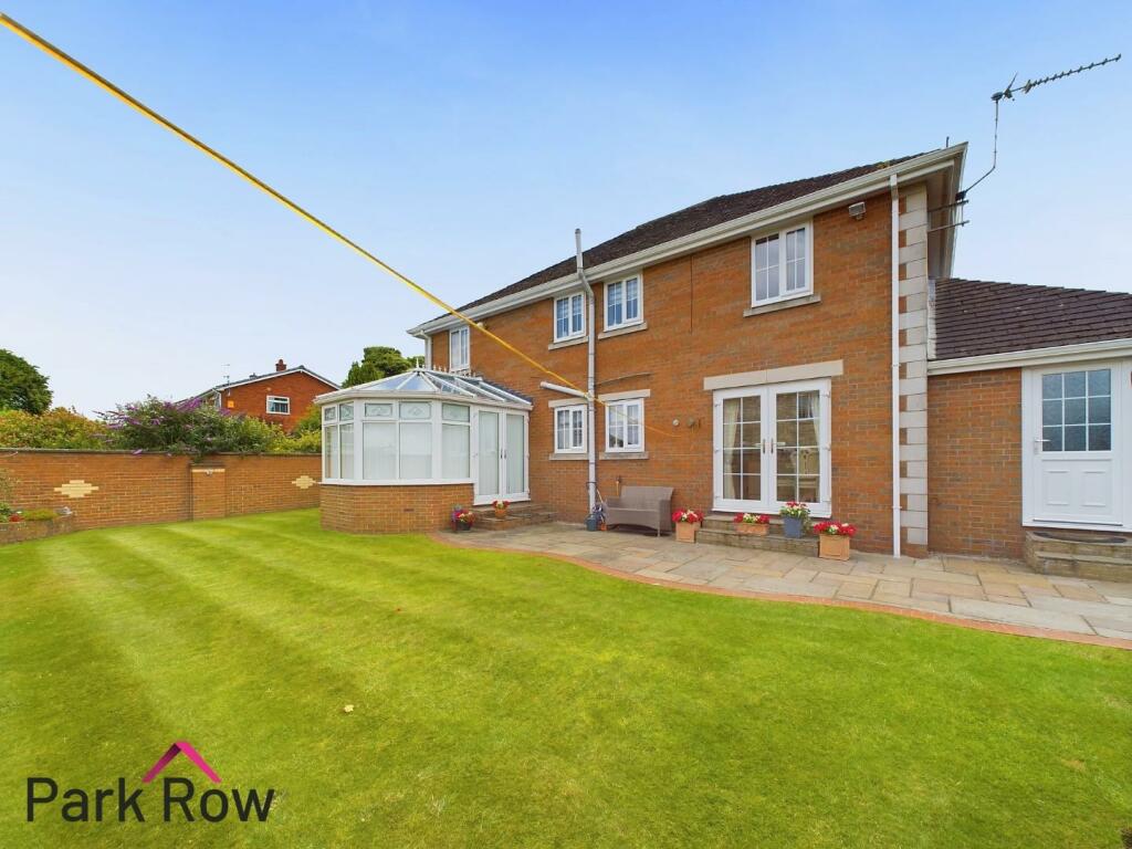 4 bedroom detached house for sale in Croftway, Sherburn In Elmet, Leeds