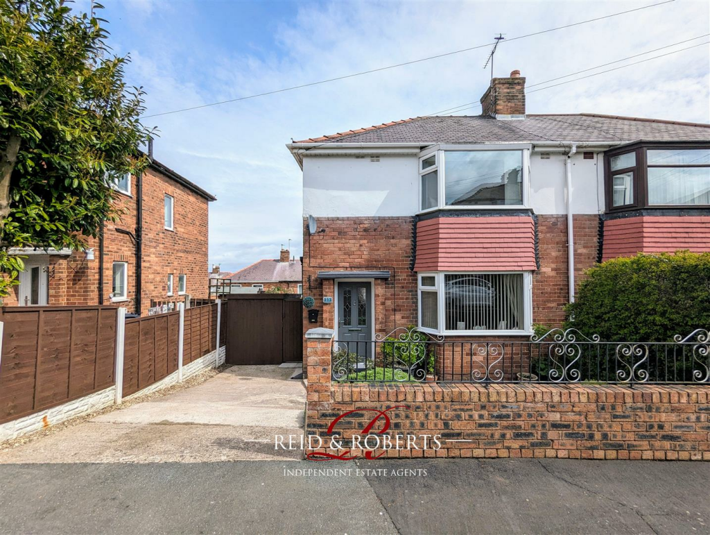 3 bedroom semidetached house for sale in Crossfield Road, Greenfield, CH8