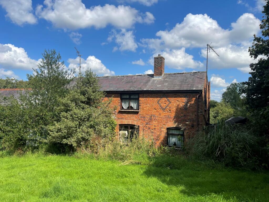 2 bedroom detached house for sale in Chapel Lane, Akeley, Buckingham, MK18