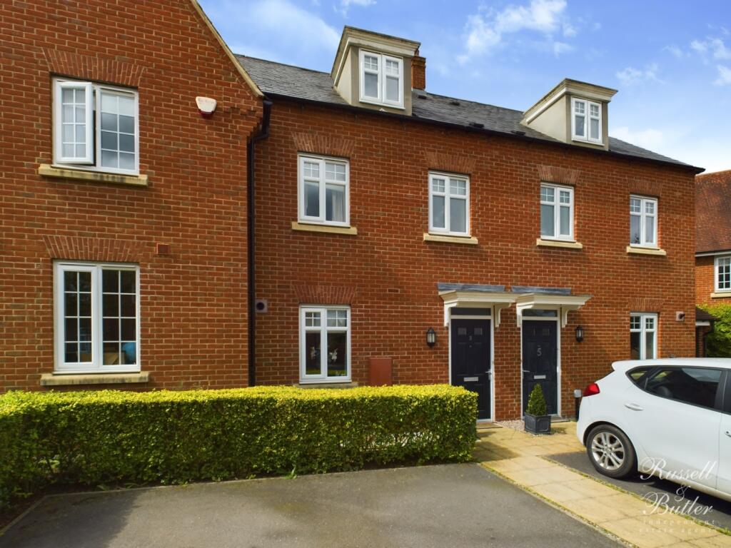 3 bedroom terraced house for sale in Mayflower Street, Buckingham., MK18