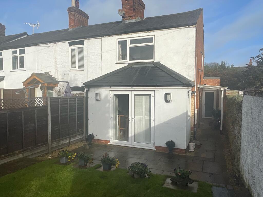 2 bedroom cottage for sale in Banbury Road, Brackley, NN13