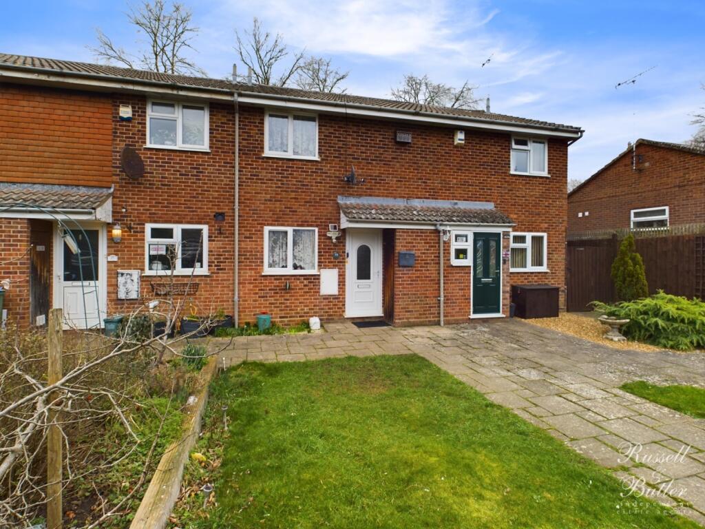 3 bedroom terraced house for sale in Meadway, Buckingham , MK18