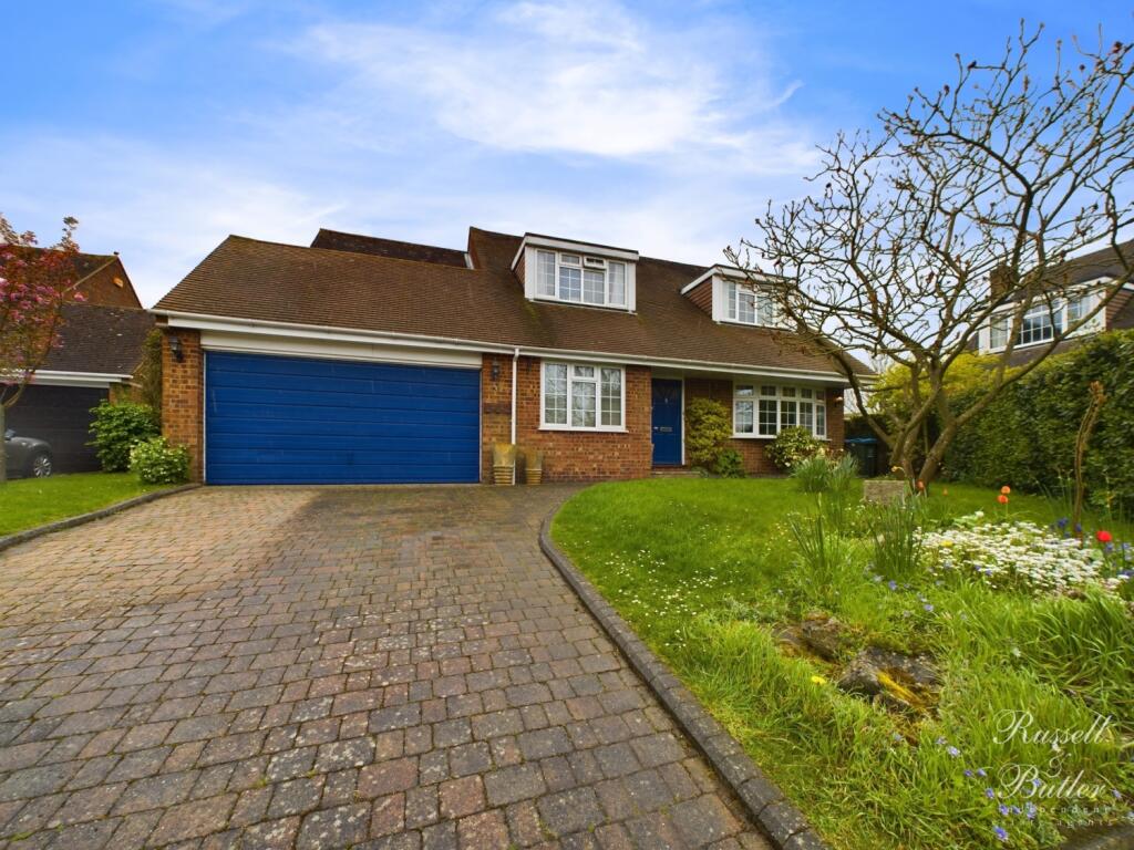 4 bedroom detached house for sale in Emerald Close, East Claydon , MK18