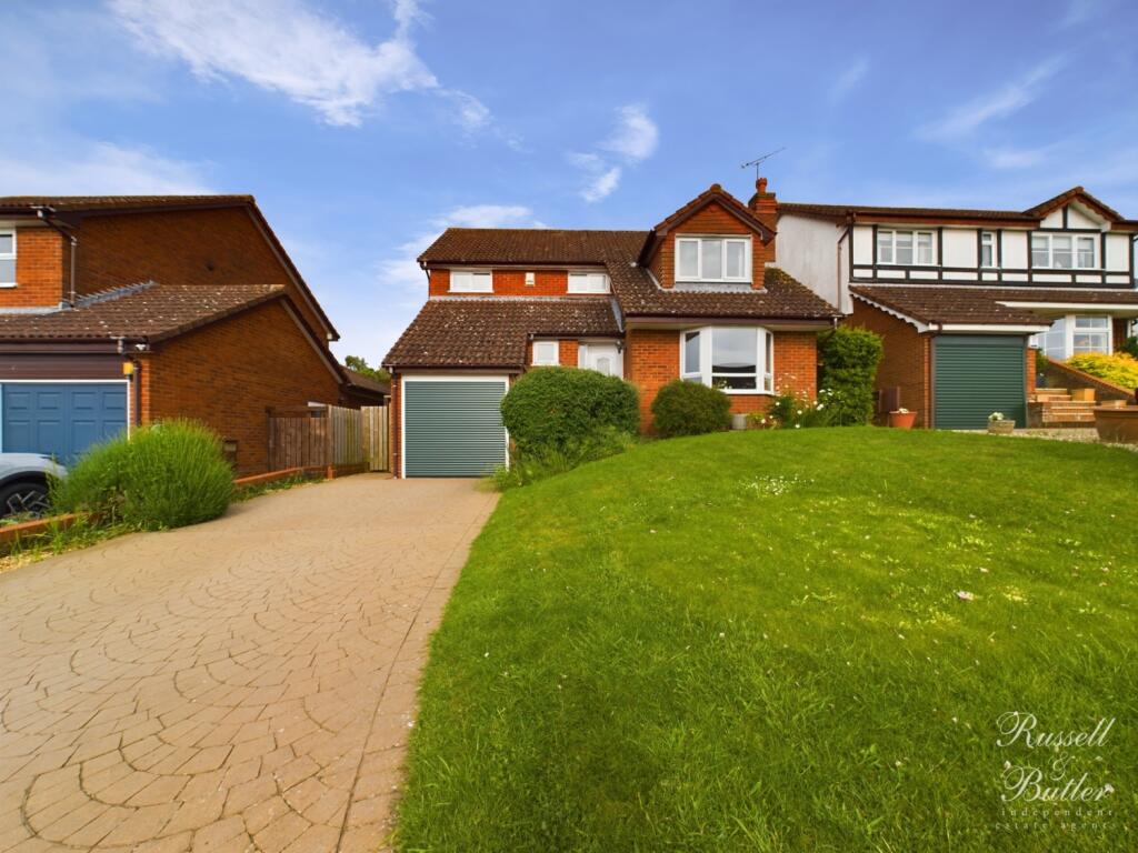 4 bedroom detached house for sale in St Michaels Way, Steeple Claydon