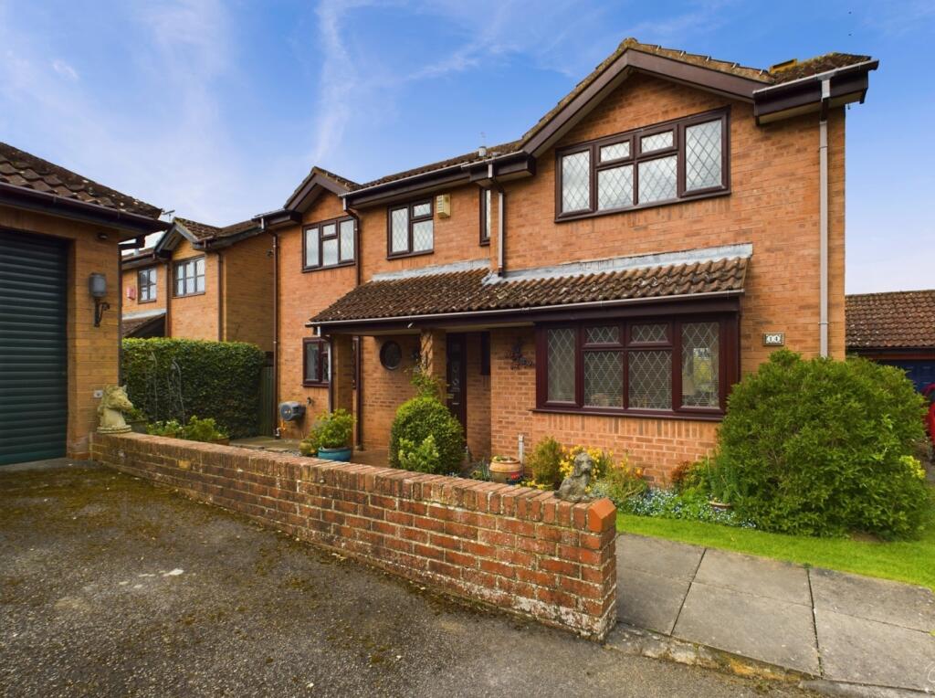 5 bedroom detached house for sale in Chestnut Leys, Steeple Claydon, MK18