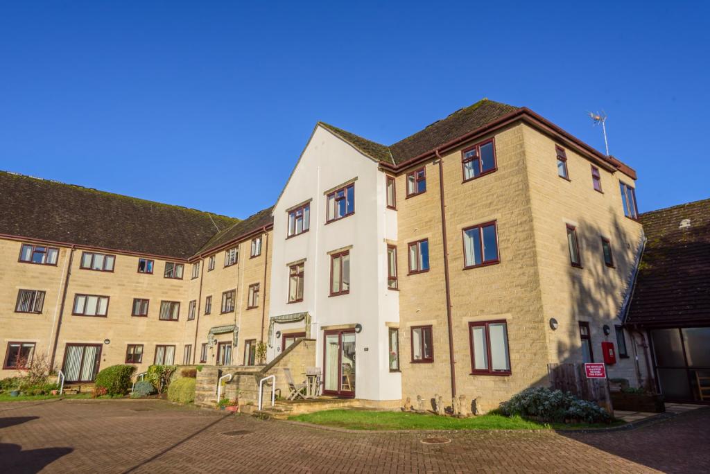 2 bedroom apartment for sale in Barclay Court, Trafalgar Road