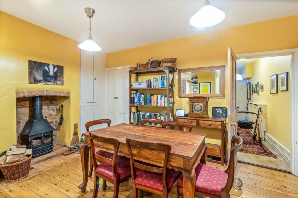 3 bedroom semidetached house for sale in Chester Street, Cirencester