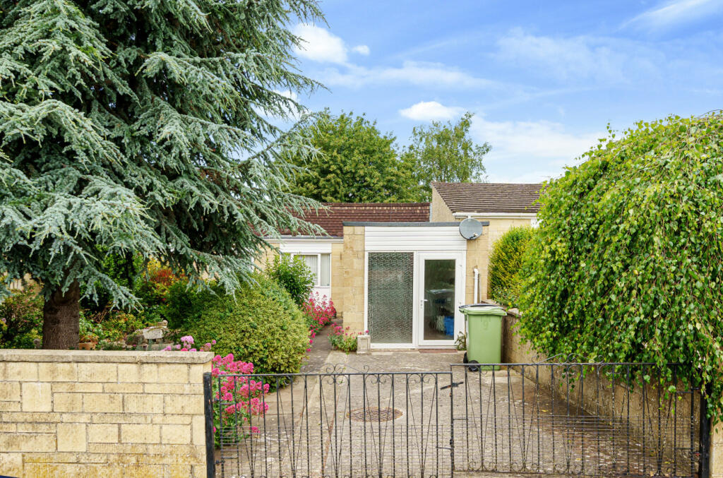 3 bedroom bungalow for sale in North Home Road, Cirencester