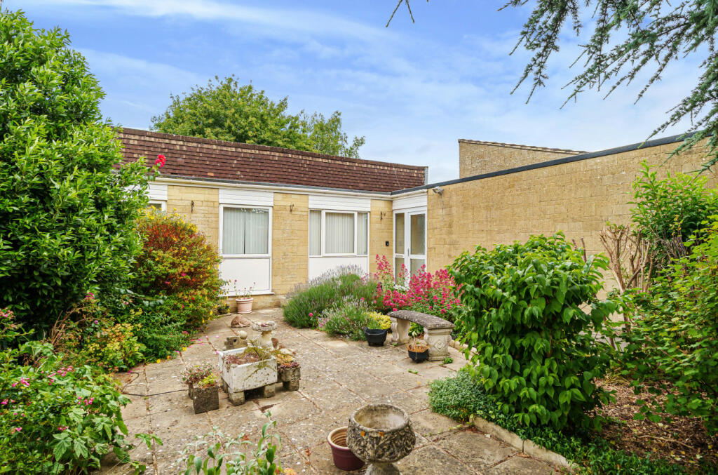 3 bedroom bungalow for sale in North Home Road, Cirencester
