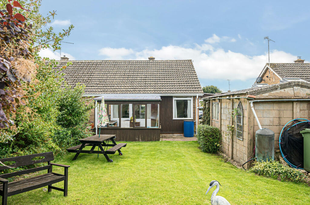 2 bedroom bungalow for sale in Park View, Stratton, Cirencester