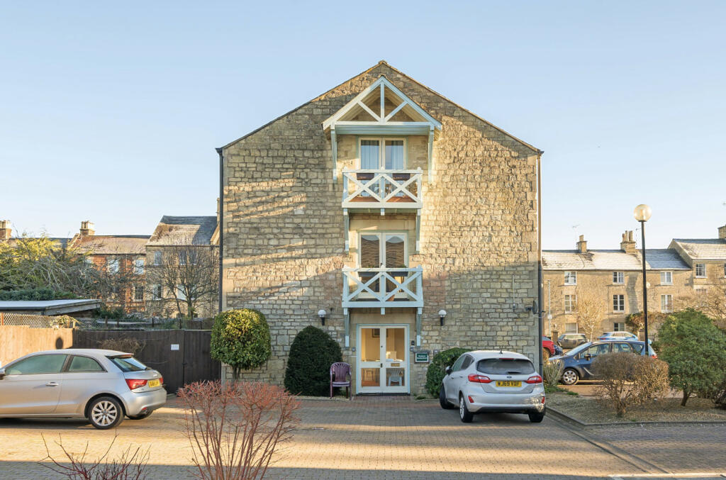 3 bedroom apartment for sale in Tower Street, Cirencester