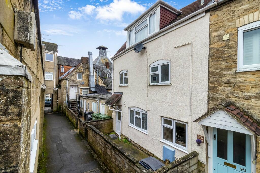 2 bedroom end of terrace house for sale in Cricklade Street