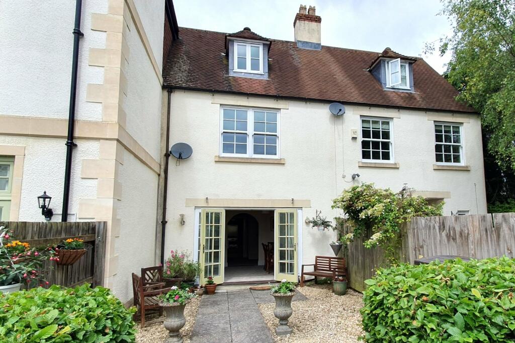 3 bedroom terraced house for sale in Bingham Close, Cirencester