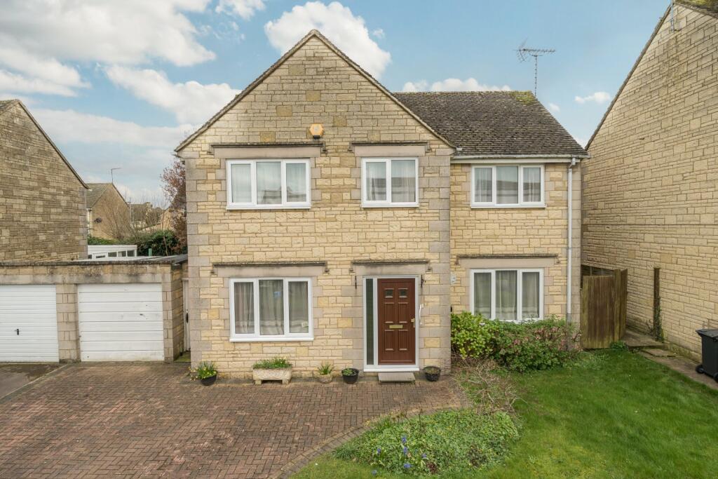 4 bedroom detached house for sale in Alexander Drive, Cirencester