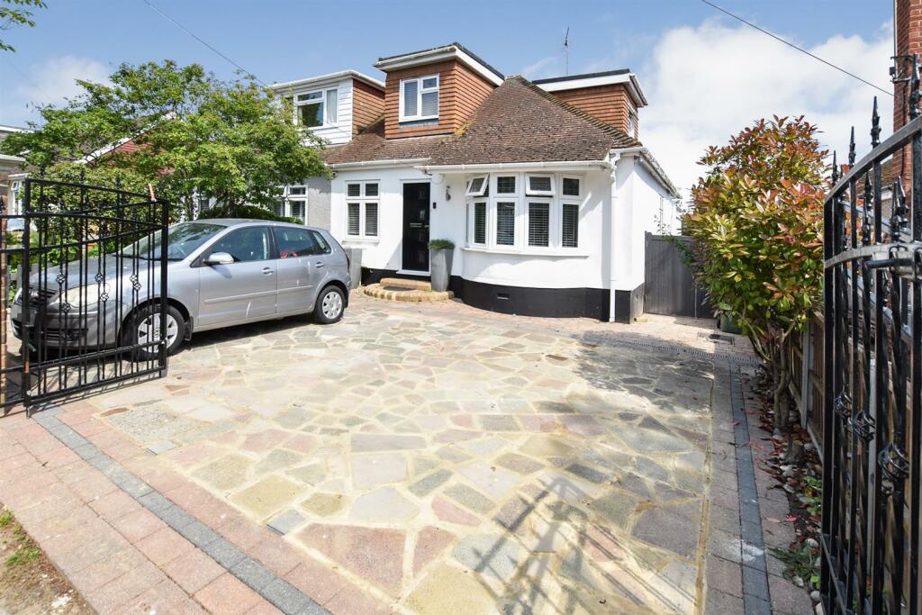 4 bedroom semidetached house for sale in Watlington Road, Benfleet, SS7