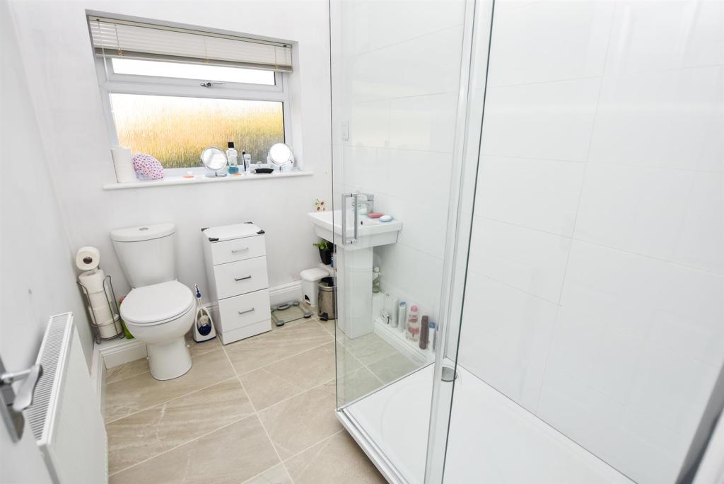 2 bedroom detached bungalow for sale in The Dale,Thundersley, SS7