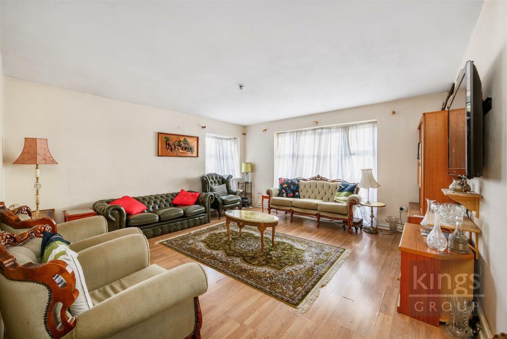 3 bedroom flat for sale in Stoneleigh Road, London, N17