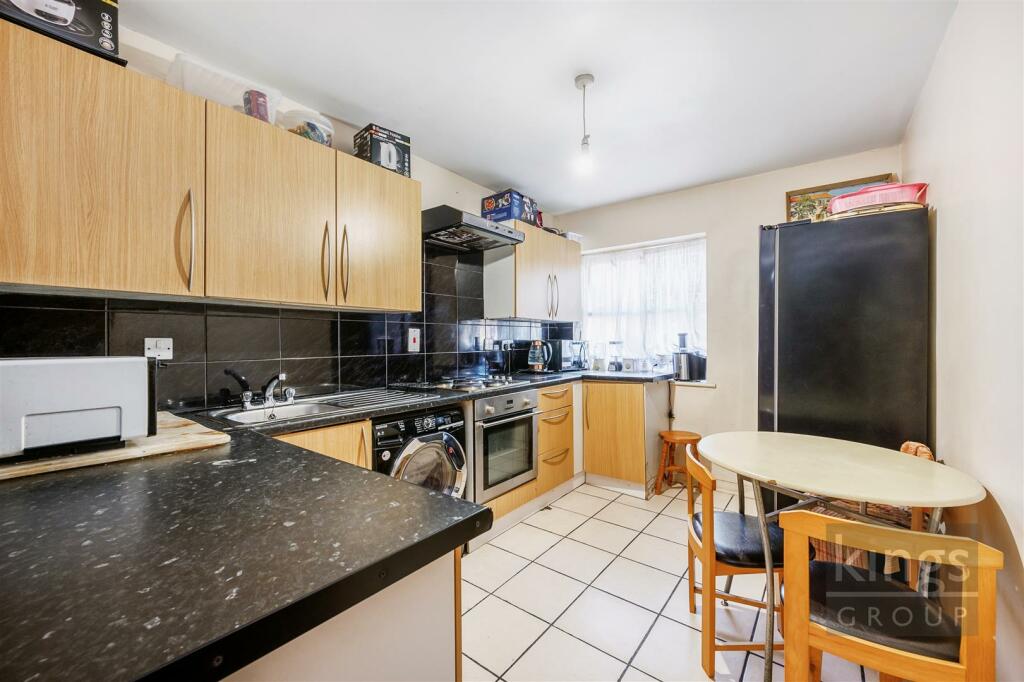 3 bedroom flat for sale in Stoneleigh Road, London, N17
