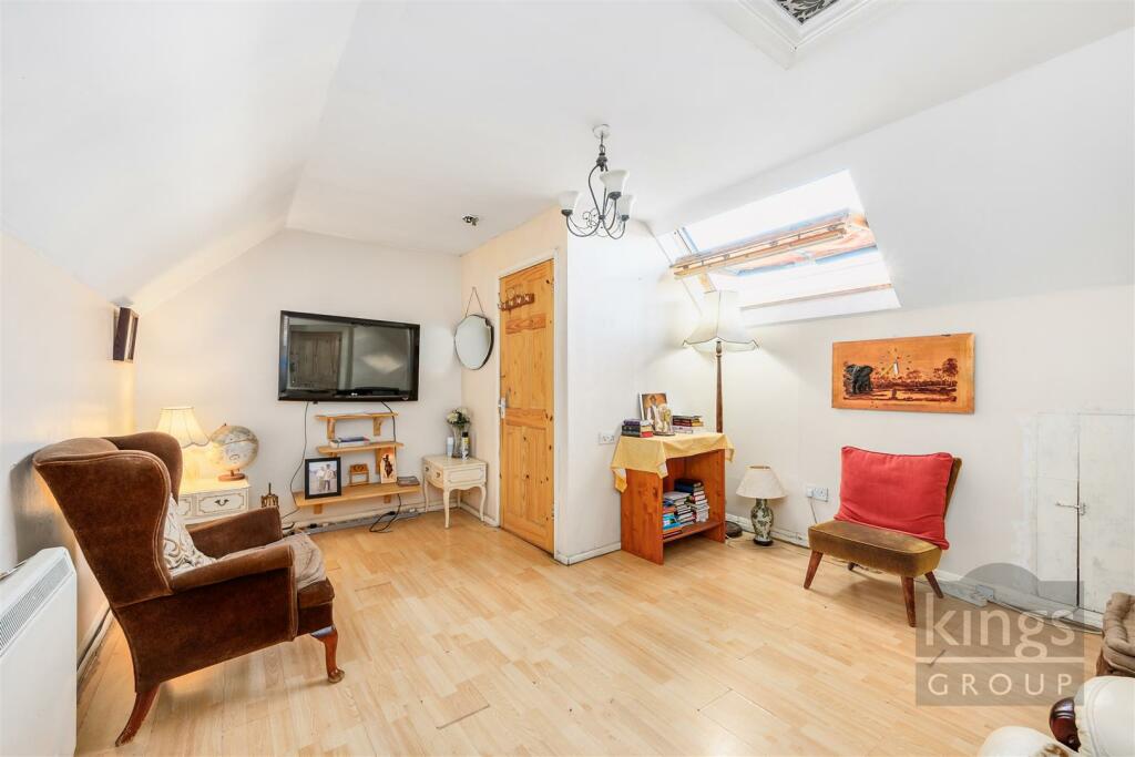 3 bedroom flat for sale in Stoneleigh Road, London, N17
