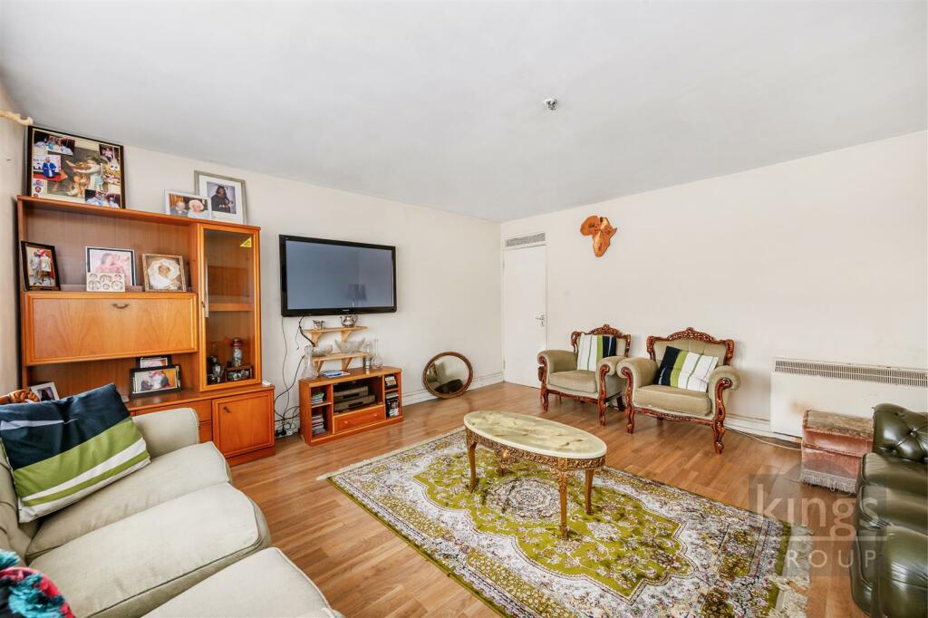 3 bedroom flat for sale in Stoneleigh Road, London, N17