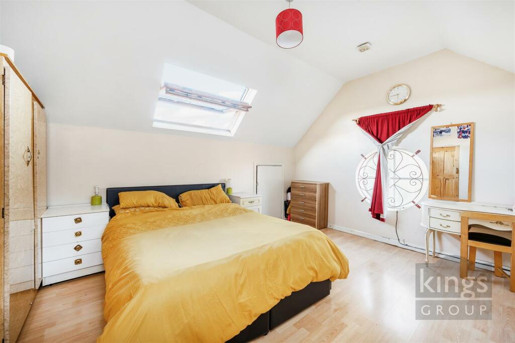 3 bedroom flat for sale in Stoneleigh Road, London, N17